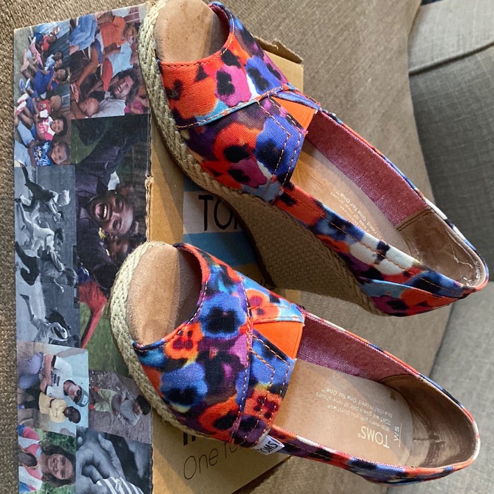 Women’s TOMS wedge Oahu size 5